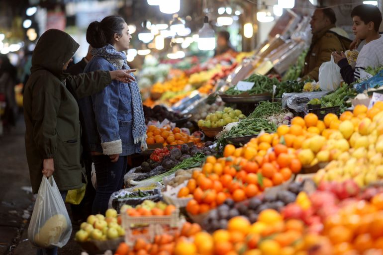 Mujeres iraníes compran en un mercado local mientras cae el valor del rial iraní, en Teherán, Irán, 20 de diciembre de 2025. Majid Asgaripour/WANA (Agencia de Noticias de Asia Occidental) vía REUTERS ATENCIÓN DEL EDITOR: ESTA IMAGEN PROPORCIONADA POR UN TERCERO
