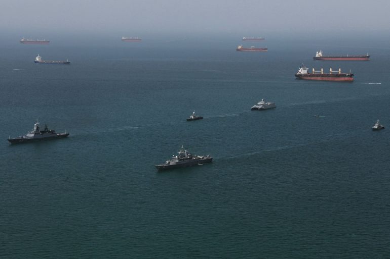 Esta imagen proporcionada por el ejército de Irán el jueves 19 de febrero de 2026 y fechada el miércoles 18 de febrero de 2025 muestra barcos de guerra realizando operaciones durante un ejercicio conjunto entre fuerzas iraníes y rusas en el Océano Índico. (Masoud Nazari Mehrabi/Ejército iraní vía AP)