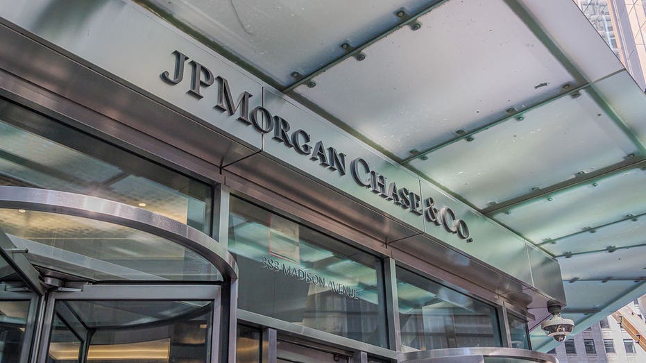 Un dosel en la entrada principal del edificio de la sede de JPMorgan Chase en Manhattan.