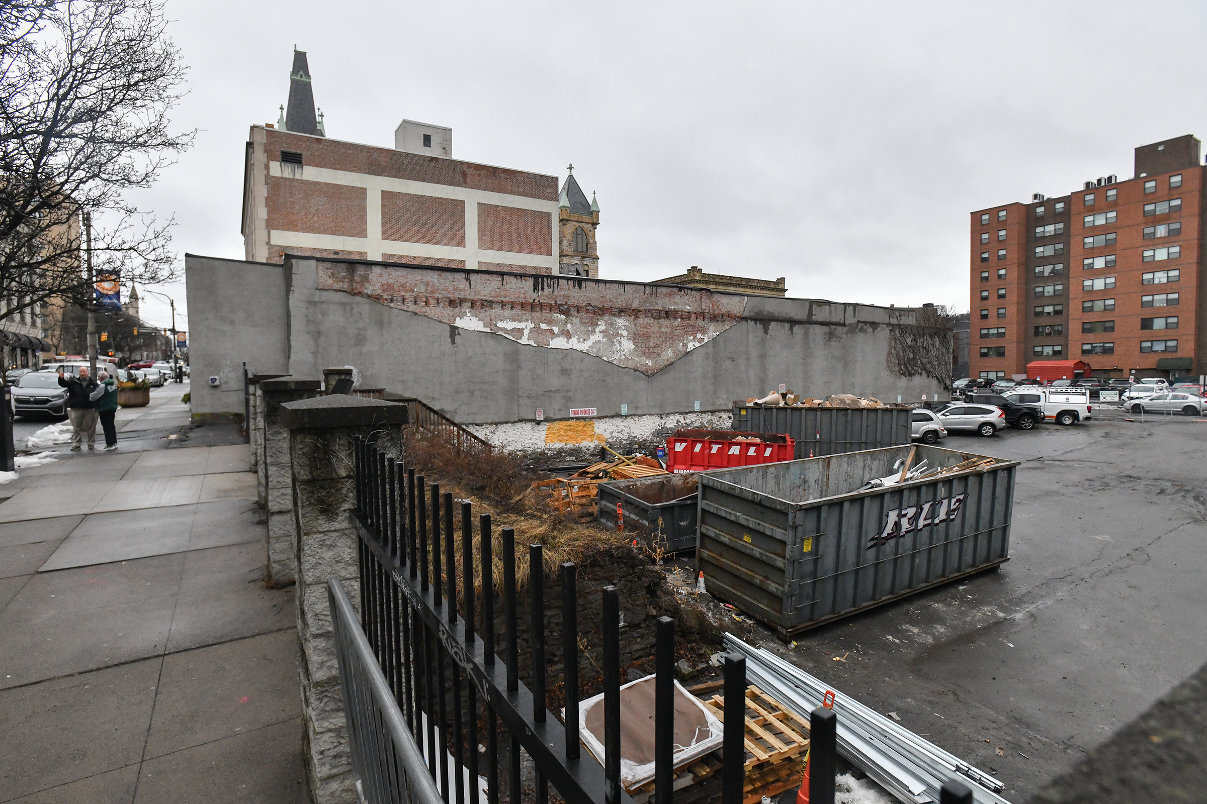 Contenedores de RLE Enterprises ocupan el estacionamiento...