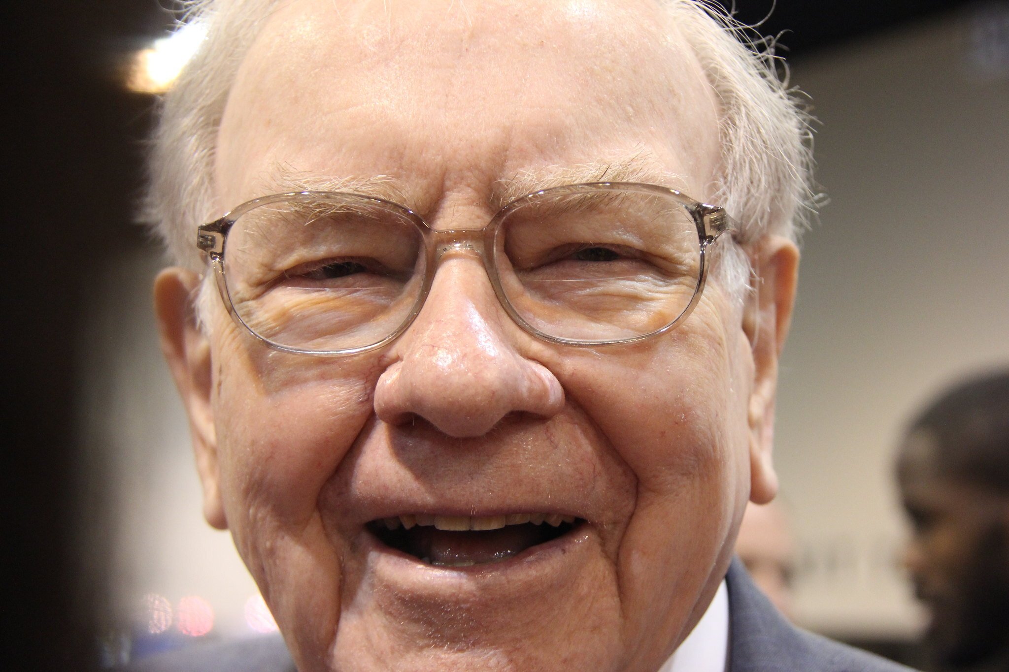 Un alegre Warren Buffett rodeado de gente en la junta anual de accionistas de Berkshire Hathaway.