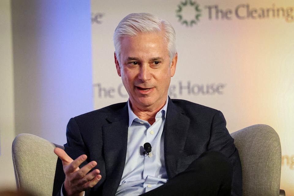 La compensación anual del director ejecutivo de Wells Fargo, Charlie Scharf, aumentó un 28% a 40 millones de dólares en 2025, un año clave en el que los reguladores aliviaron las fuertes restricciones sobre el banco. REUTERS/Brendan McDermid/Foto de archivo