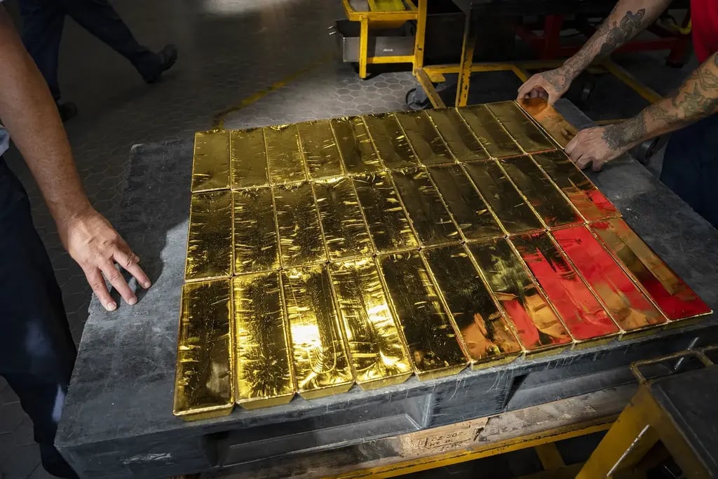 Lingotes de oro (Foto: Francesca Volpi/Bloomberg) Un anillo con lingotes de oro.