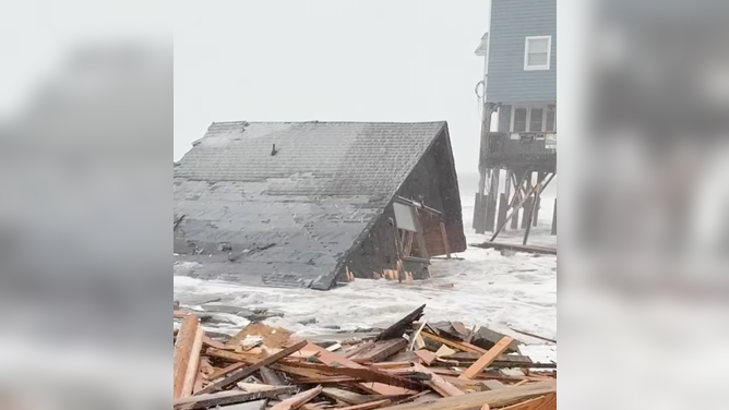 Una casa se derrumba en Buxton, Carolina del Norte, en medio de una poderosa tormenta del noreste.