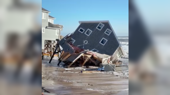 Una casa se derrumba en Buxton, Carolina del Norte, en medio de una poderosa tormenta del noreste.