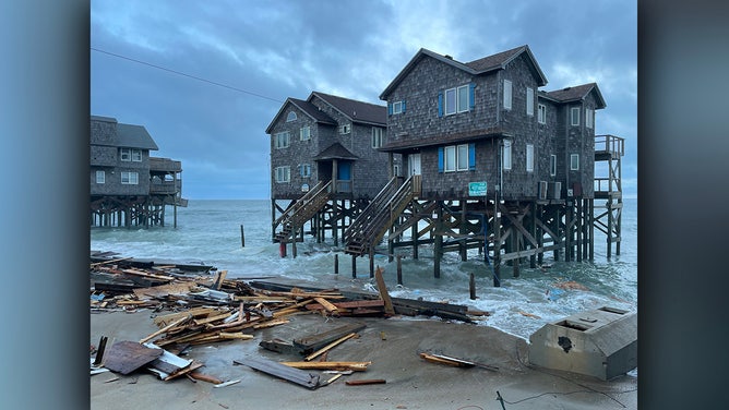 Cape Hatteras National Seashore (Seashore) insta a los visitantes a evitar la playa y mantenerse fuera del agua cerca del extremo norte de Rodanthe y potencialmente millas al sur, debido al colapso de una casa desocupada temprano en la mañana.