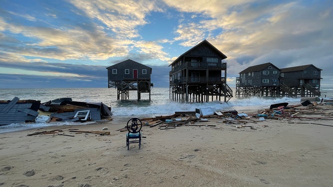 Cape Hatteras National Seashore (Seashore) insta a los visitantes a evitar la playa y mantenerse fuera del agua cerca del extremo norte de Rodanthe y potencialmente millas al sur, debido al colapso de una casa desocupada temprano en la mañana.
