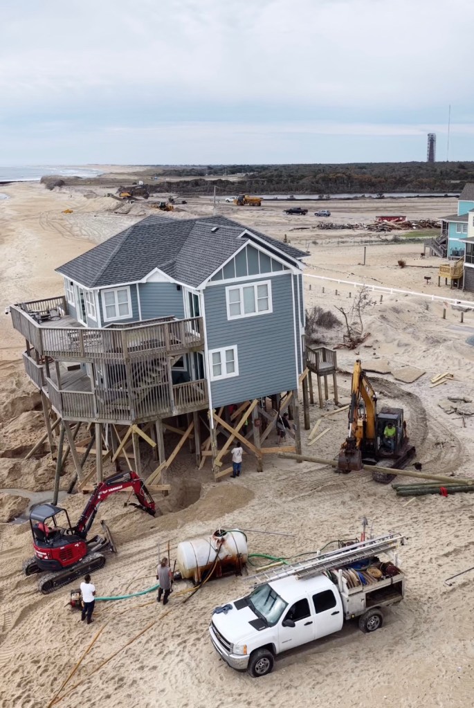 Los equipos trabajan para evitar que una casa sobre pilotes se derrumbe en el Océano Atlántico en una playa de Carolina del Norte.