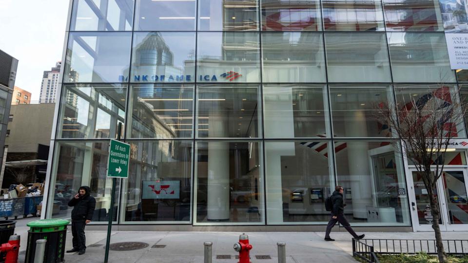 La combinación del aumento de los precios del petróleo y la profundización del conflicto con Irán está haciendo caer los mercados. Gray/Bloomberg vía Getty Images