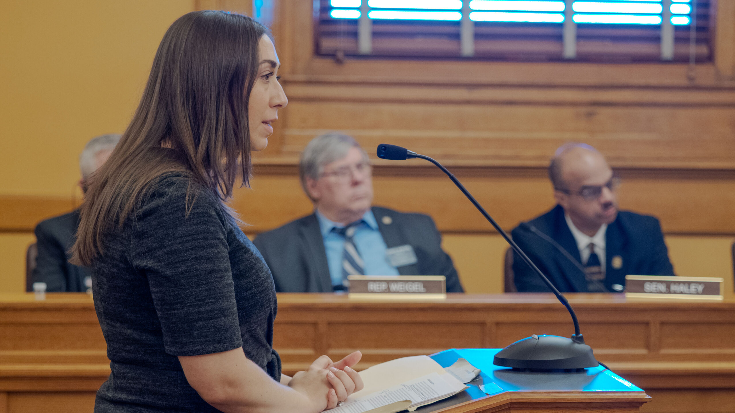 Kelly VanZwoll, de la Asociación de Banqueros de Kansas, dice a los legisladores durante una audiencia el 16 de marzo de 2026 en la Cámara de Representantes en Topeka que la lucha contra el fraude