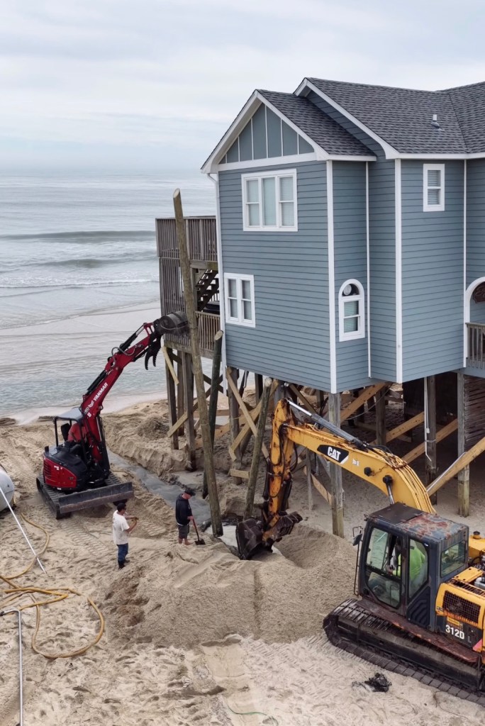 Los equipos utilizan dos excavadoras para salvar una casa en los Outer Banks de Carolina del Norte del colapso en el Océano Atlántico.
