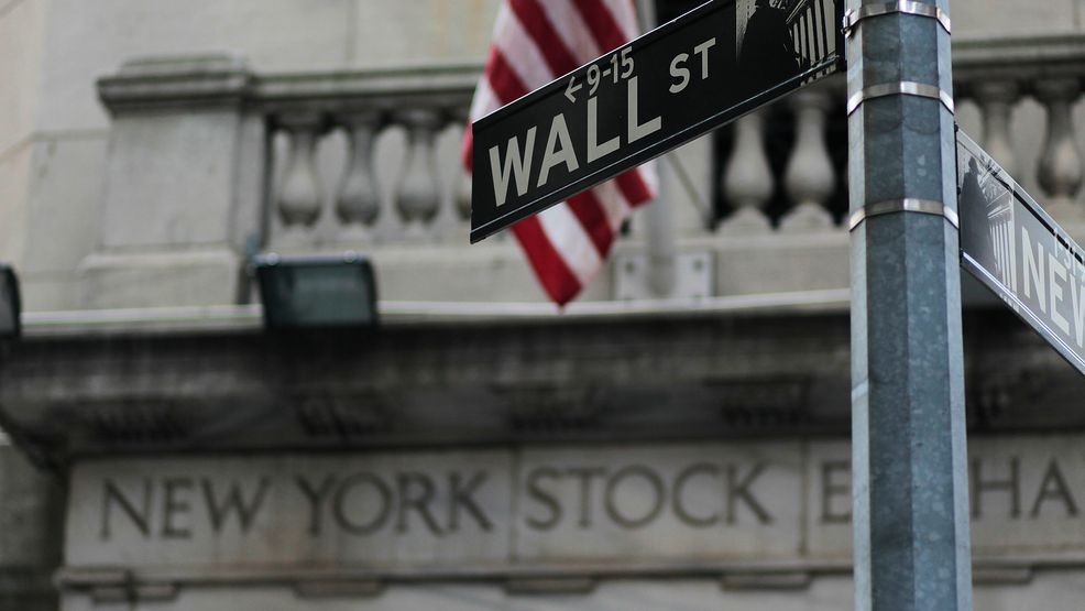 Un cartel de Wall Street se ve frente a la Bolsa de Valores de Nueva York el 22 de abril de 2010 en Nueva York. (Foto de Chris Hondros/Getty Images)