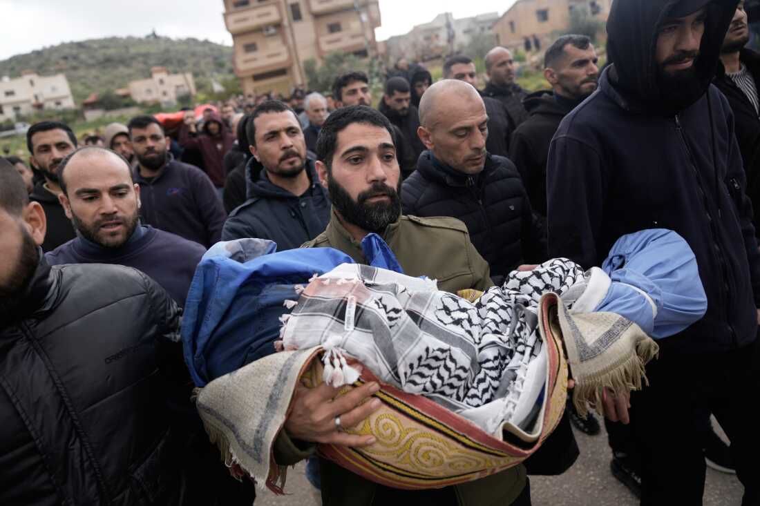 Un palestino lleva a Muhammad Bani Odeh, de cinco años, en el funeral de cuatro miembros de la familia Odeh que fueron asesinados en su automóvil por las fuerzas de seguridad israelíes durante una operación militar en Tamun, Cisjordania, el domingo 15 de marzo de 2026. 