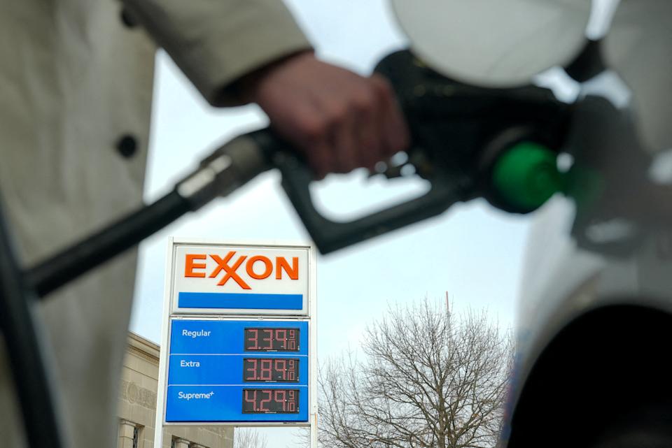 FOTO DE ARCHIVO: Un hombre bombea gasolina en una estación de Exxon mientras el precio del petróleo y el gas subía en medio del conflicto entre Estados Unidos e Israel con Irán, en Washington, DC, EE. UU., 5 de marzo de 2026. REUTERS/Ken Cedeno/File Photo