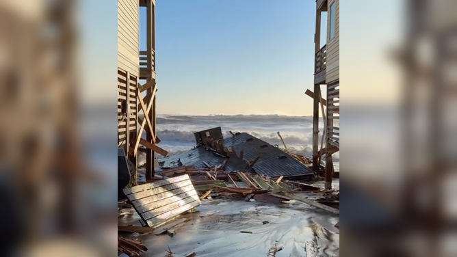 Una casa se derrumba en Buxton, Carolina del Norte, en medio de una poderosa tormenta del noreste.