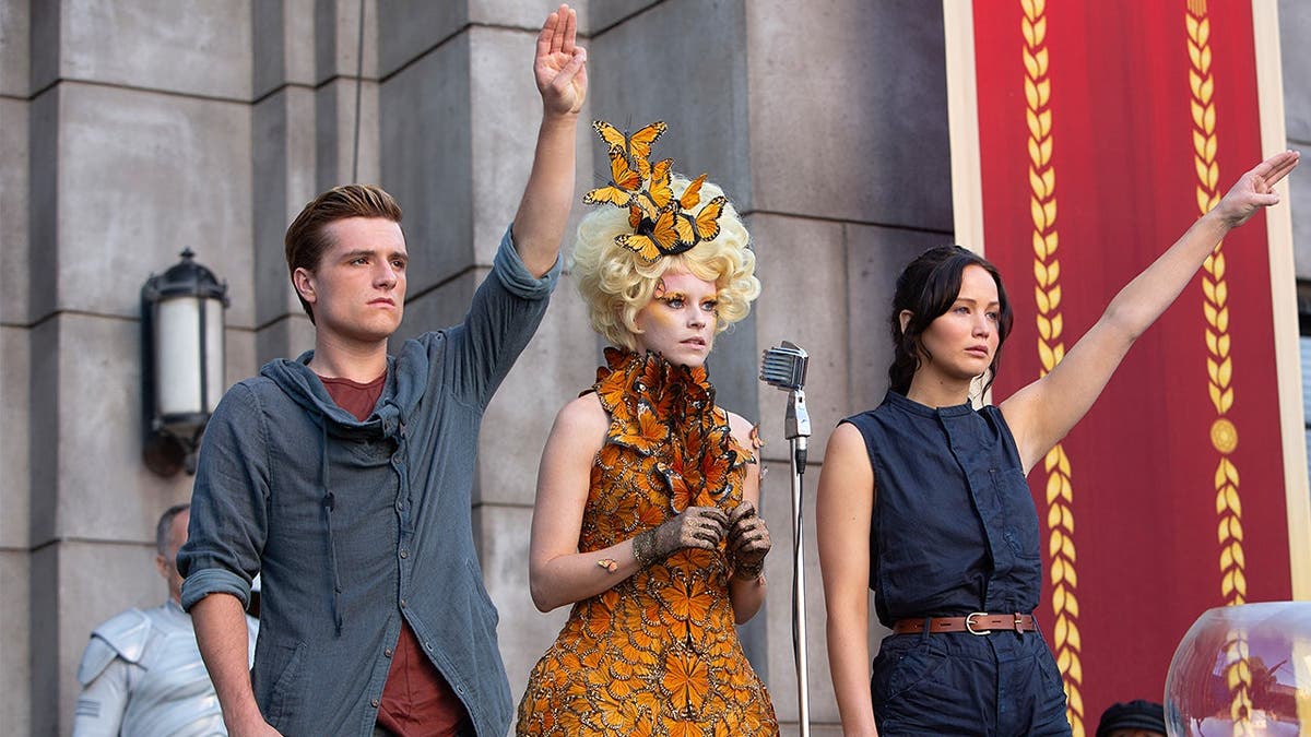 Jennifer Lawrence, Josh Hutcherson y Elizabeth Banks en el set de 'En llamas'