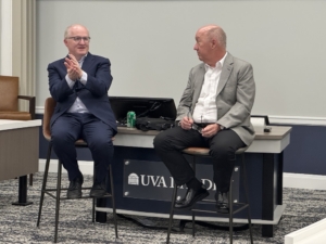 Foto de Philip Lane, economista jefe del Banco Central Europeo y profesor de Darden, Frank Warnock.
