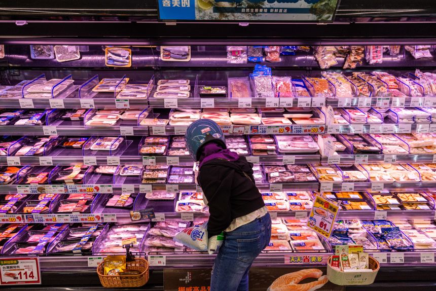 Una persona elige productos en un supermercado el 20 de abril de 2025 en Taitung, Taiwán.