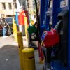 Una gasolinera se encuentra en una gasolinera de Manhattan el 21 de abril en Nueva York. La mayoría de los estadounidenses dicen que los altos precios de la gasolina están ejerciendo presión sobre sus presupuestos familiares, según una nueva encuesta de NPR/PBS News/Marist.