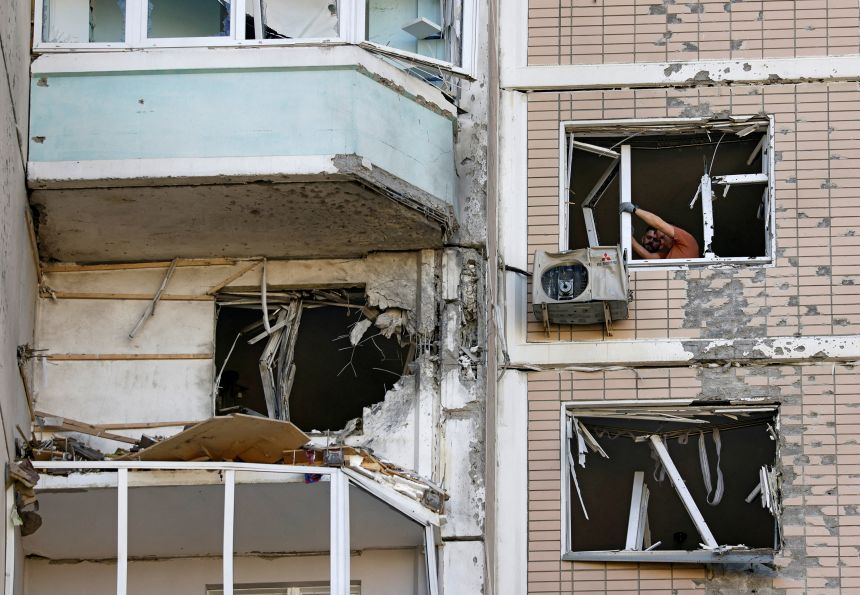 Los residentes limpian ventanas rotas en un edificio de apartamentos dañado después de un ataque con drones ucranianos en Krasnogorsk, región rusa de Moscú, el 17 de mayo. REUTERS/Stringer IMÁGENES TPX DEL DÍA