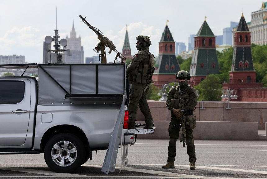 Guardias de seguridad rusos hacen guardia junto a una camioneta equipada con una ametralladora cerca del Kremlin en el centro de Moscú el 15 de mayo.