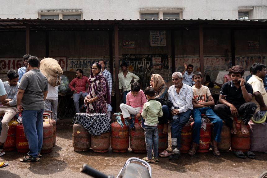 Clientes indios hacen cola para rellenar sus cilindros vacíos de gas licuado de petróleo (GLP) cerca de la oficina de la agencia de gas en Noida, en las afueras de Nueva Delhi, India, el 27 de marzo.