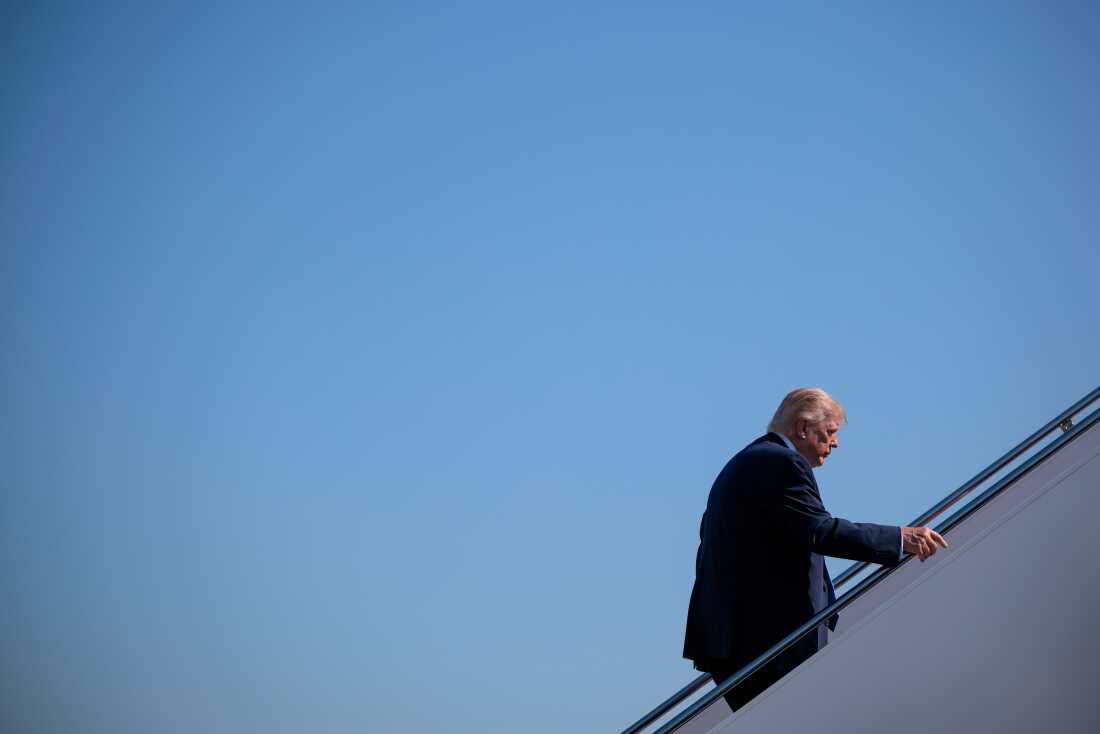 El presidente Trump abordó el Air Force One después de hablar con los periodistas el miércoles.