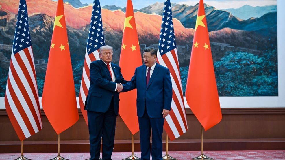 BEIJING, CHINA - 14 DE MAYO: El presidente estadounidense Donald Trump (izquierda) y el presidente chino Xi Jinping asisten a una ceremonia de bienvenida en el Gran Salón del Pueblo el 14 de mayo de 2026 en Beijing, China. El viaje de Trump se centra en el comercio, la seguridad regional y el fortalecimiento de los lazos bilaterales entre las dos economías más grandes del mundo. (Foto: Kenny Holston-Pool/Getty Images)