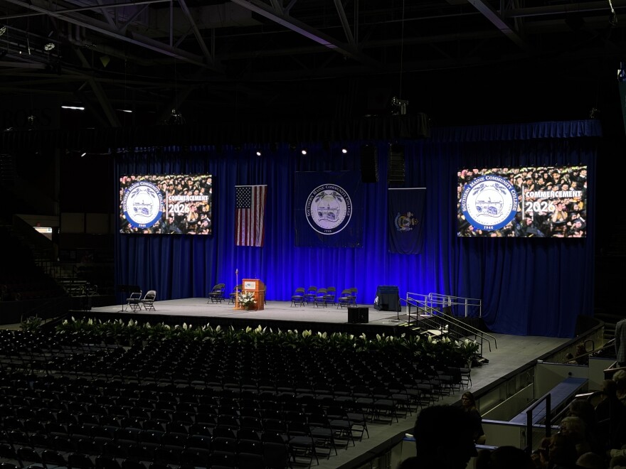Cross Insurance Arena horas antes de la ceremonia de graduación de 2026 de Southern Maine Community College.