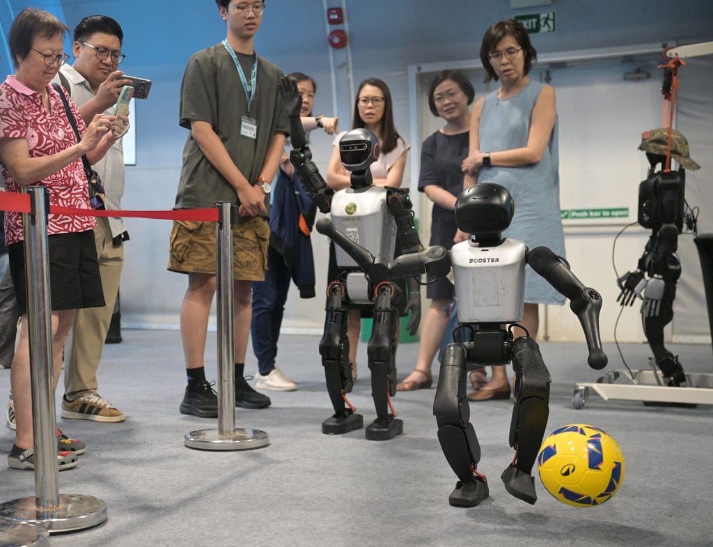 Un robot juega al fútbol durante “RoboFest 2026: Meet Tomorrow, Today” en el Centro de Ciencias de Singapur el 9 de abril. Foto: Xinhua