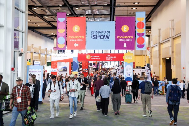 La gente asiste a la feria comercial de la Asociación Nacional de Restaurantes en McCormick Place el 18 de mayo de 2026. (Eileen T. Meslar/Chicago Tribune)