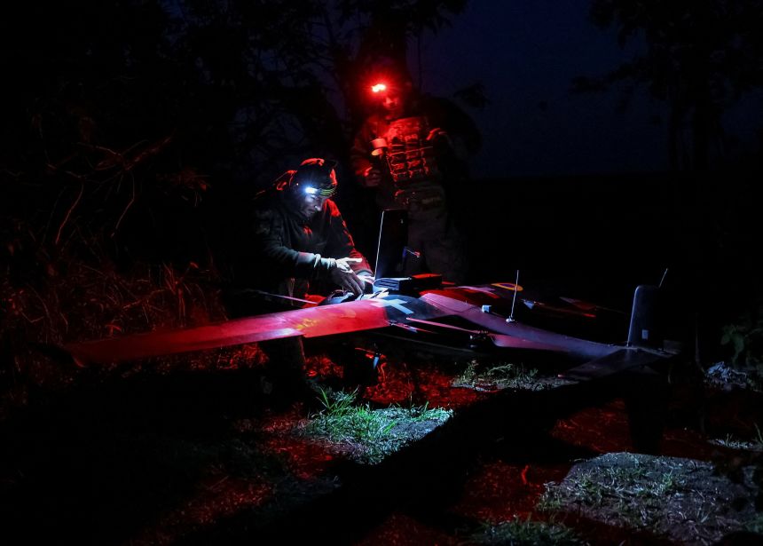 Soldados ucranianos preparan un dron equipado con elementos de inteligencia artificial antes de sobrevolar posiciones rusas cerca de la línea del frente en la región de Donetsk, Ucrania, el 18 de mayo.
