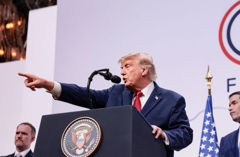 El presidente estadounidense Donald Trump, junto con el secretario de Comercio, Howard Lutnick, y el secretario de Estado, Marco Rubio, celebran una conferencia de prensa durante la cumbre del G7 en Evian-les-Bains, Francia, el 17 de junio de 2026.