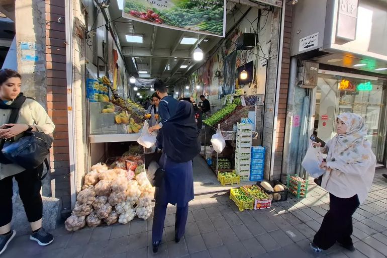 Los compradores buscan productos frescos en un mercado de Teherán. Los consumidores informan que a pesar de la recuperación del rial, los precios de los alimentos básicos y de los productos cotidianos siguen siendo obstinadamente altos.