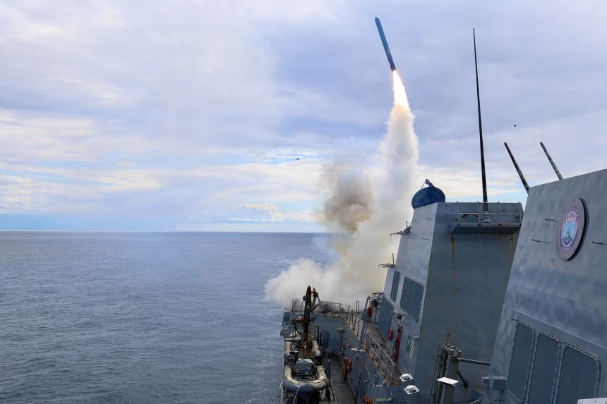 El USS Thomas Hudner dispara un misil Tomahawk el 1 de marzo.